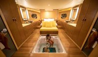 Soneva in Aqua - Glass-Bottomed spa tub